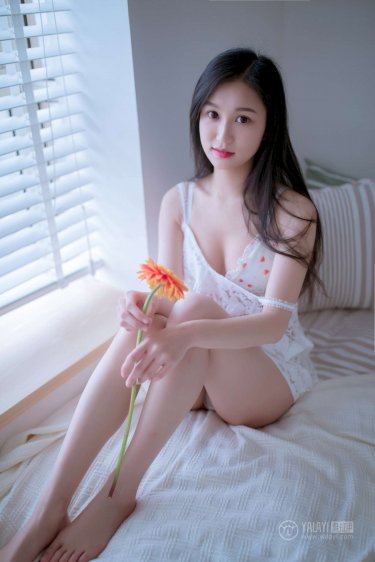 双手攀上两团少女峰