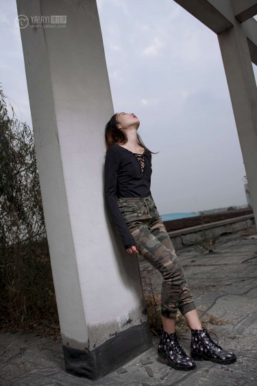 女子打扑克一边叫疼一边喊